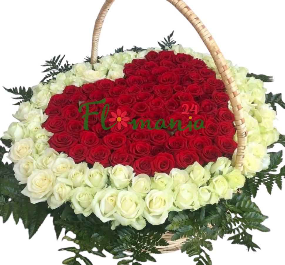 Корзина из 131 белой и красной розы в форме сердца